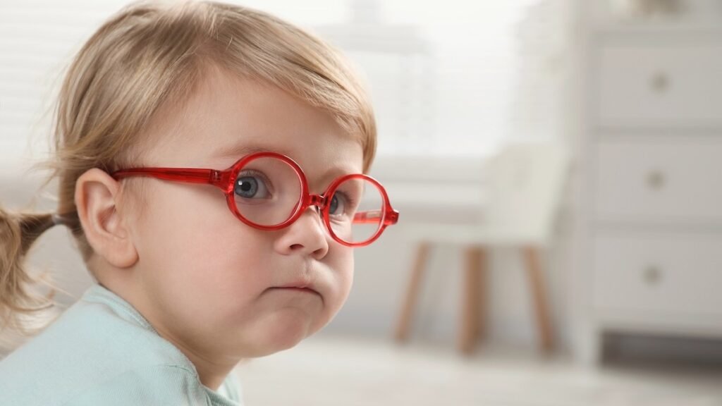 Como identificar se o bebê precisa de óculos?
