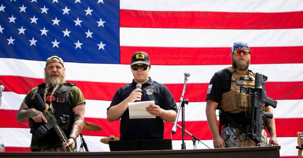 Entusiastas e extremistas de armas de direita estão trabalhando horas extras para justificar a morte de Alex Pretti