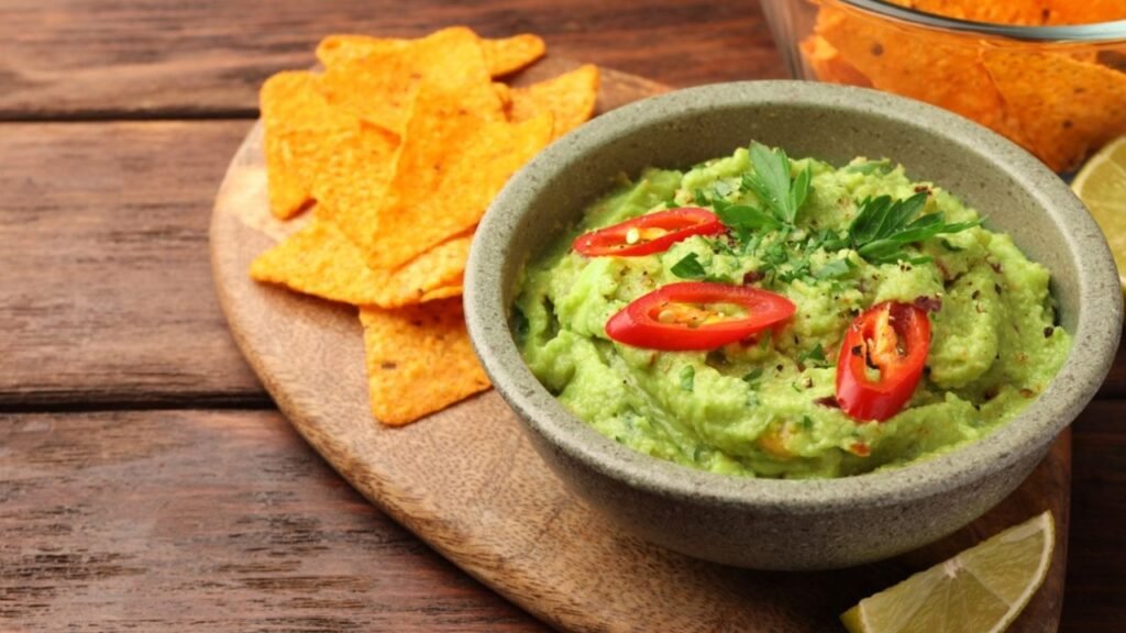 Receita de guacamole e nachos super saborosa para petiscar