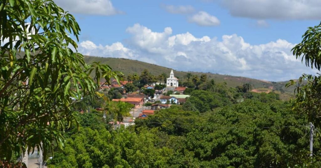 A menor cidade do Brasil ganha sistema elétrico “antiapagão” com energia solar e baterias