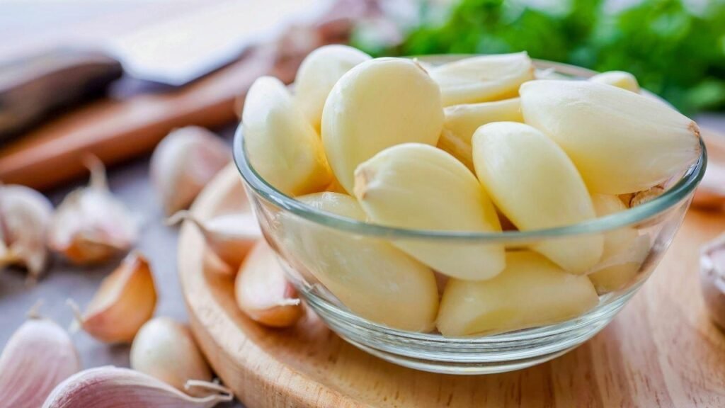 Como tirar casca de alho sem deixar cheiro na mão? Veja aqui