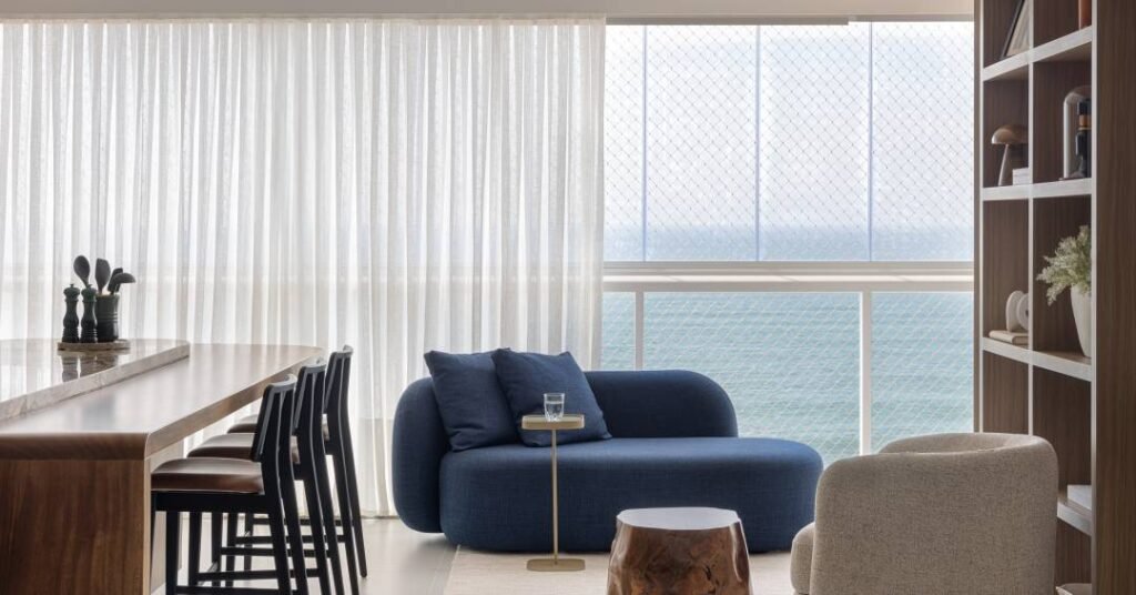 Apartamento à beira-mar destaca verde oliva e texturas naturais 