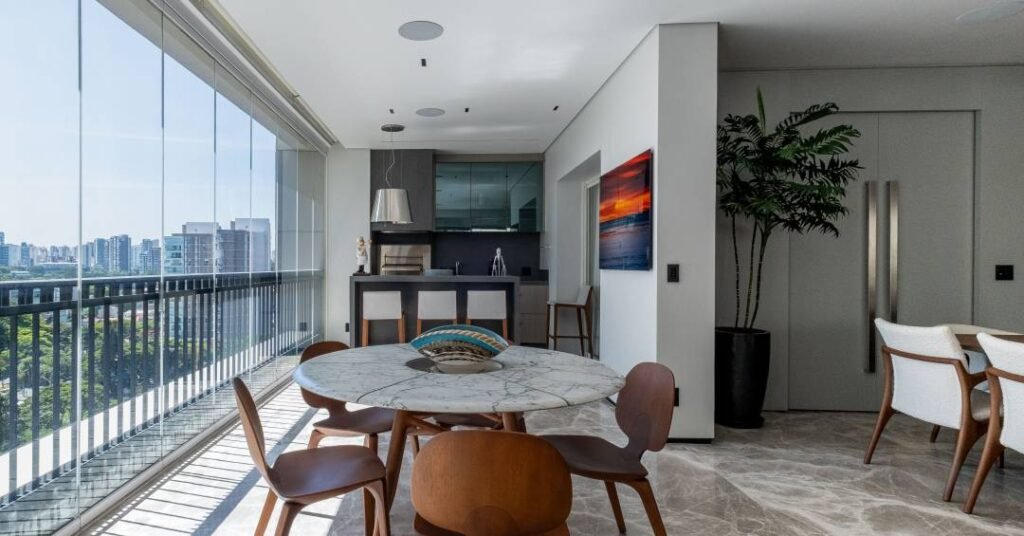 Apartamento elegante tem piso de mármore Aman Gray, importado da Grécia