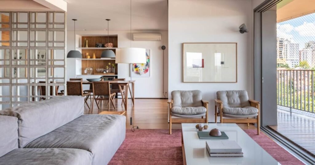 Apartamento tem elemento vazado em concreto como divisória e cozinha em laca verde