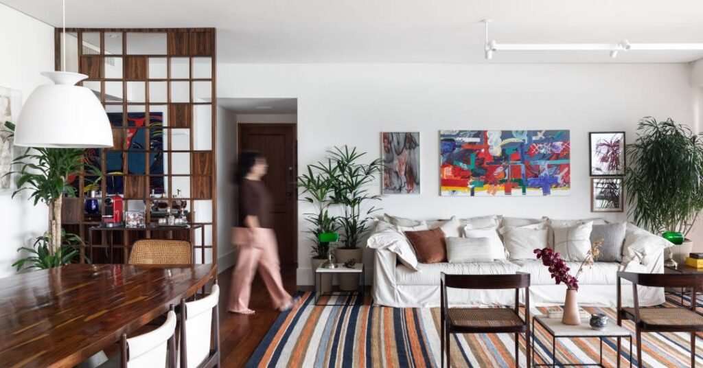 Apartamento tem painel vazado em pau-ferro e cozinha com copa e banco-baú