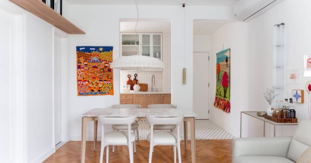 Apê 60 m² tem piso em taco de peroba na sala e pastilhas preta e brancas na cozinha