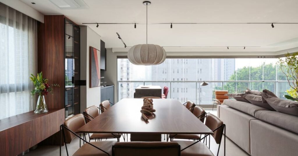 Apê combina pau ferro e MDF ebanizado sem pesar no visual