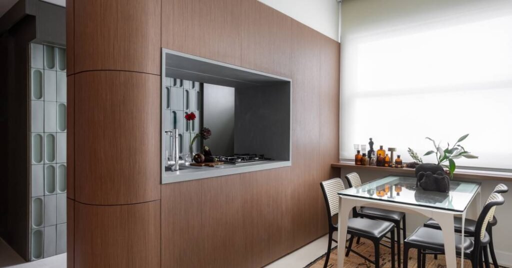 Apê inspirado no modernismo brasileiro tem ilha central orgânica em destaque