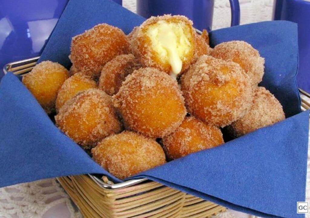 Do tradicional ao salgado: 5 receitas de bolinho de chuva
