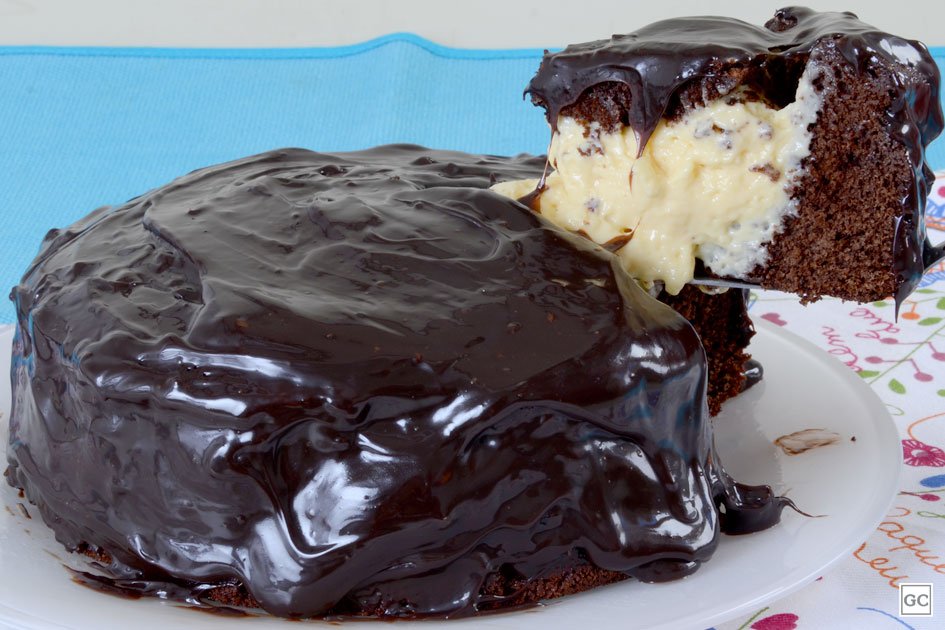 Bolo de chocolate com mousse de maracujá: o combo perfeito