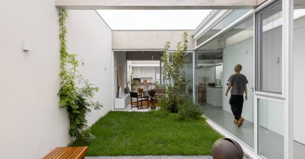 Casa na Vila Mariana com brises galvanizados é sustentada por pórticos transversais