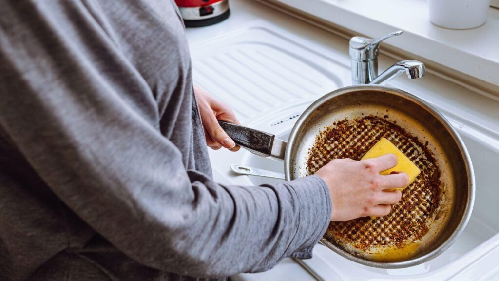 Erros que fazem a comida grudar na frigideira e como evitar