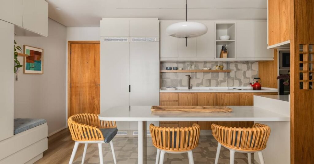 Flat de 65 m² mistura piso vinílico e cerâmico e tem geladeira embutida na marcenaria