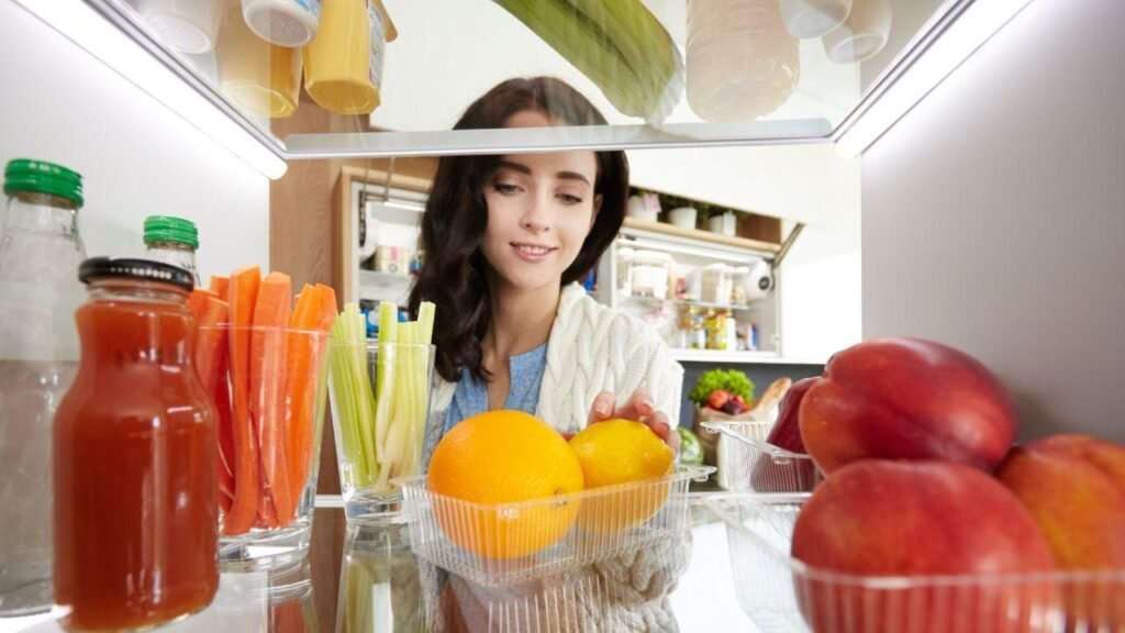 Sabia onde guardar alimentos na geladeira? Dicas práticas para conservar melhor