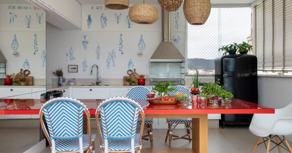 Geladeira vintage preta vira cristaleira na reforma deste apê com décor náutico