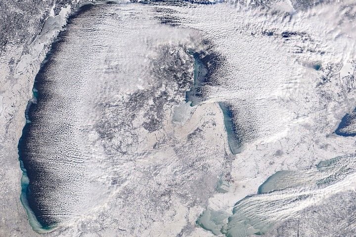 O inverno domina a luva de Michigan