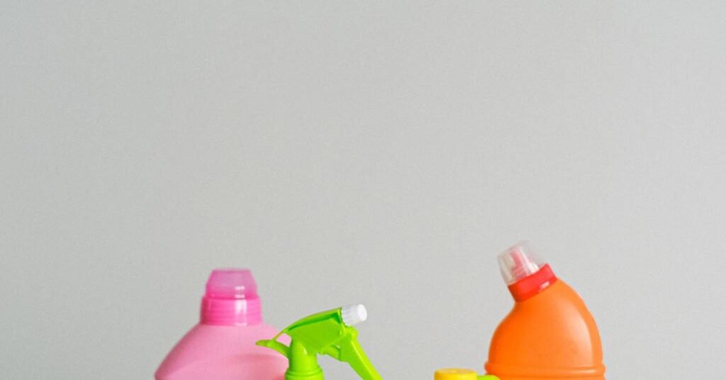 Como armazenar produtos de limpeza com segurança durante o verão