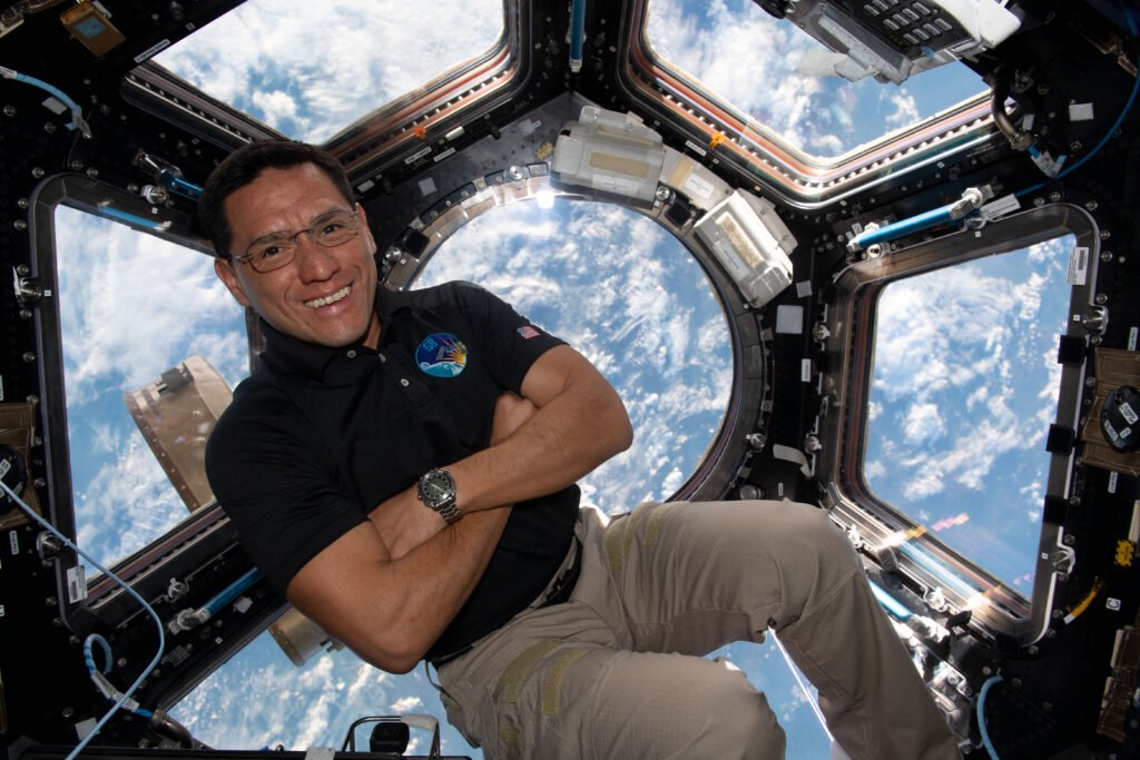 Astronauta da NASA Frank Rubio na cúpula da estação espacial