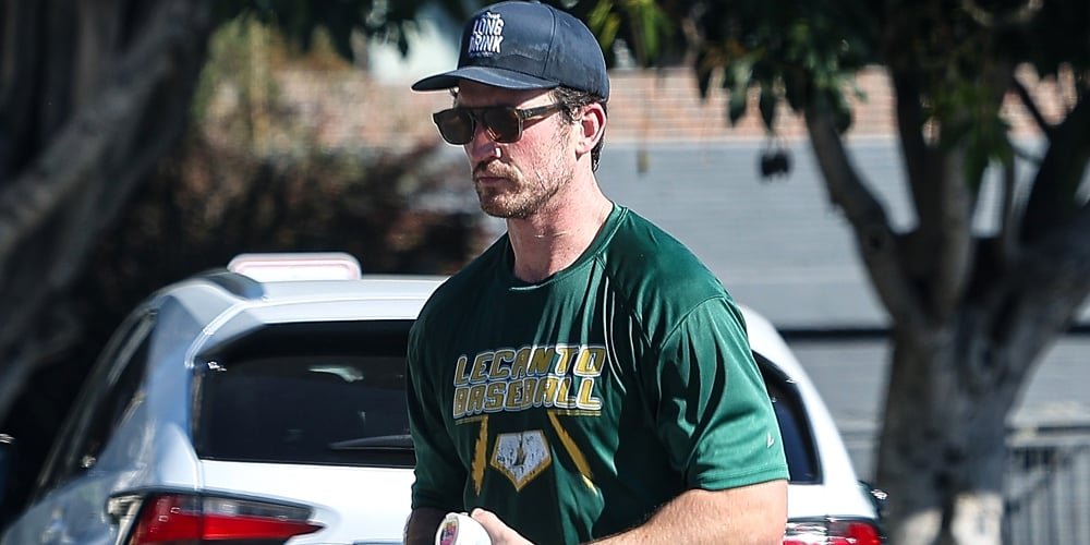 Miles Teller parece em forma com shorts esportivos ao sair da academia em Los Angeles | Contador de milhas | Notícias e fofocas sobre celebridades | Entretenimento, fotos e vídeos