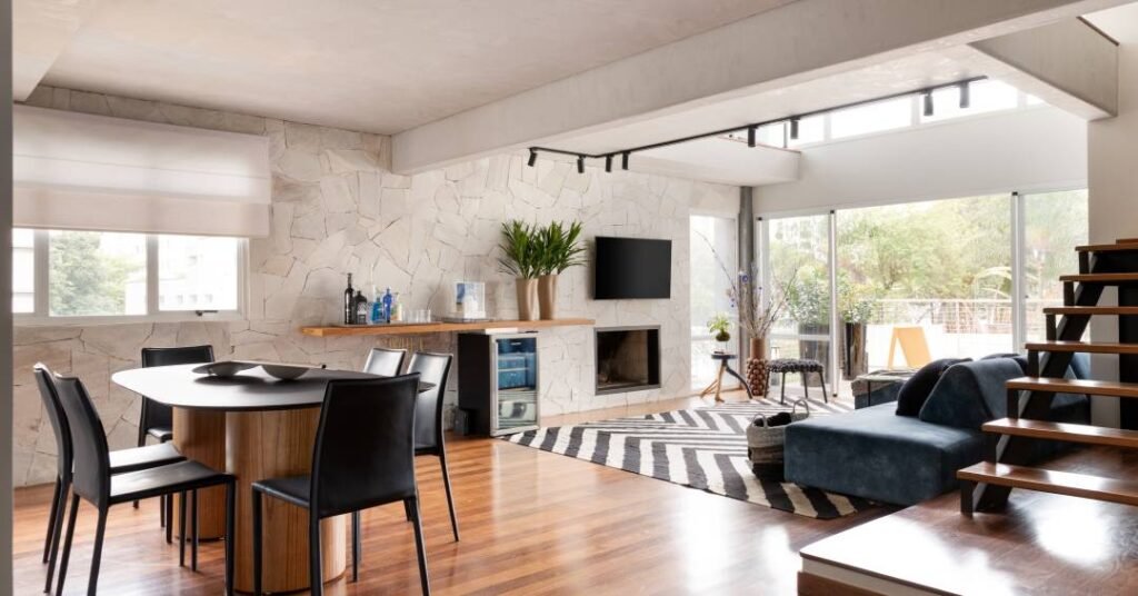 Neste apê na Vila Madalena, a suíte fica no mezanino e tem um banheiro transparente