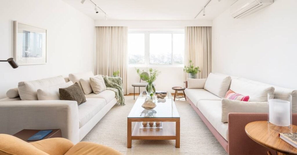 O lavabo deste apartamento tem papel de parede de sapos!