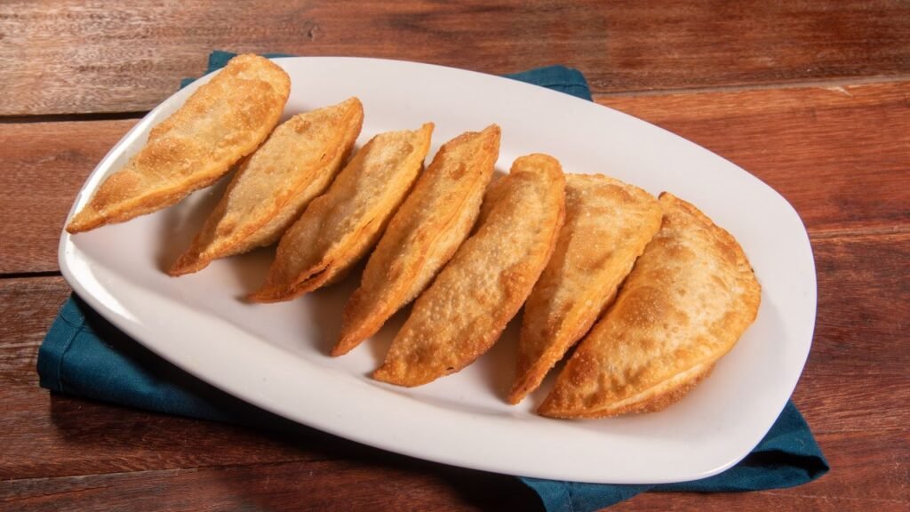 Pastel caseiro de frango desfiado com requeijão