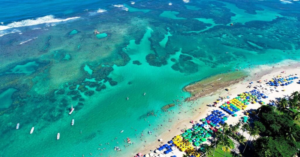 Porto de Galinhas proíbe cobrança mínima e venda casada nas barracas de praia