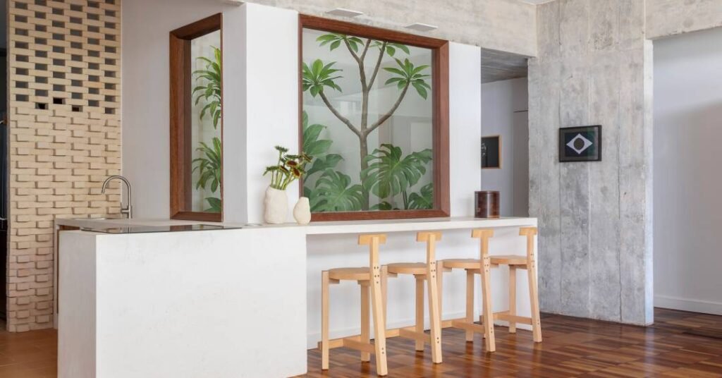 Reforma de apê em prédio moderno cria jardim de inverno com janelas de sucupira