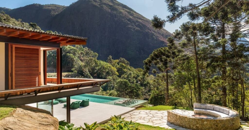 Refúgio em Itaipava: Casa de campo integra arquitetura à bosque de araucárias centenárias