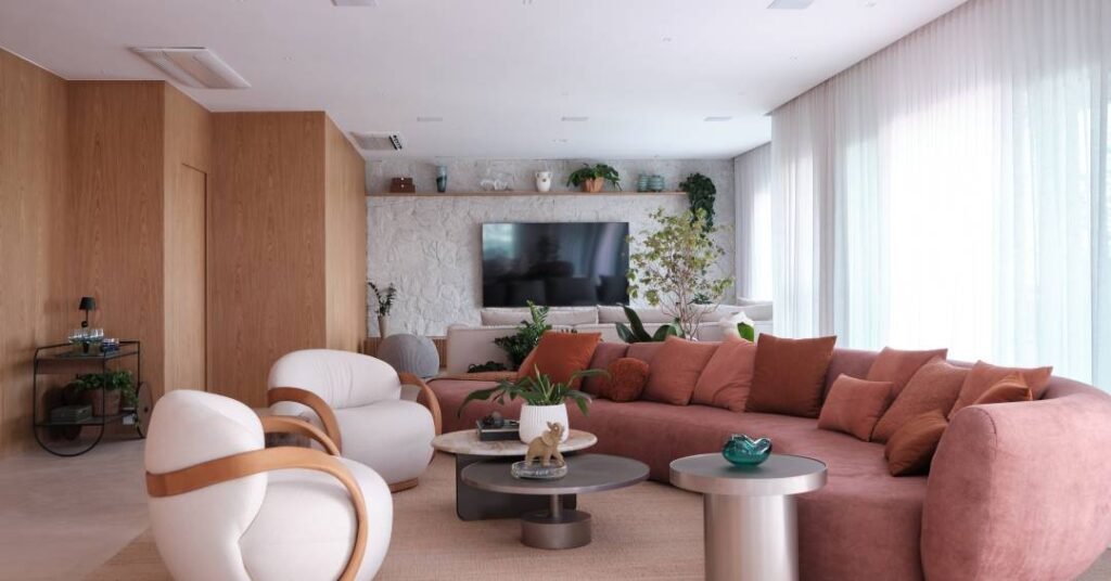 Sofá de 5 metros redefine layout deste apartamento na Barra da Tijuca