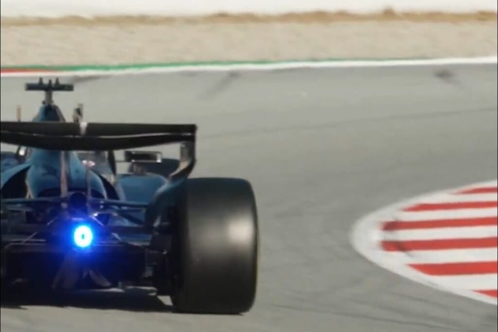 Por que Aston Martin utilizou luz traseira azul em Barcelona