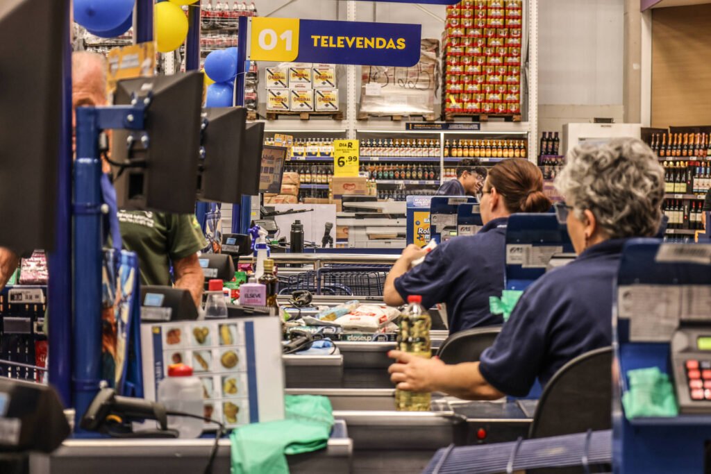 Salário de admissão bate recorde com apagão de mão de obra - 01/02/2026 - Economia