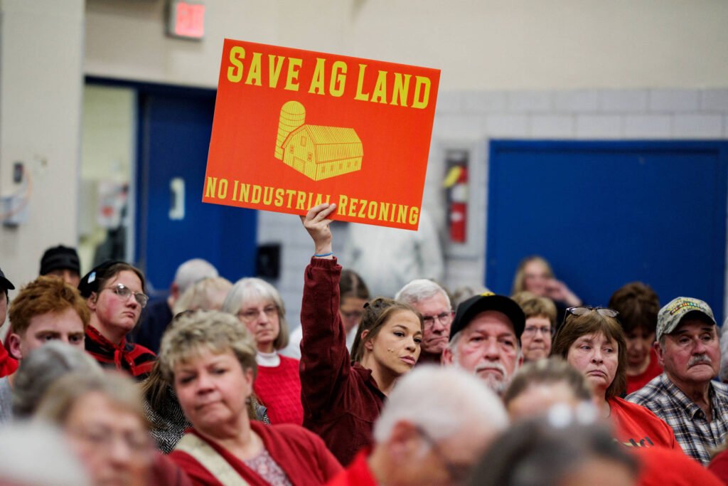 EUA vive politização da IA com oposição a data centers - 07/02/2026 - Economia