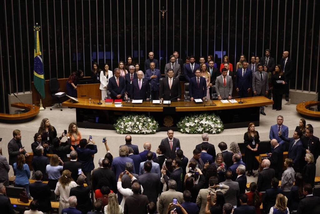 Penduricalhos: beneficiados dizem que teto é defasado - 18/02/2026 - Economia