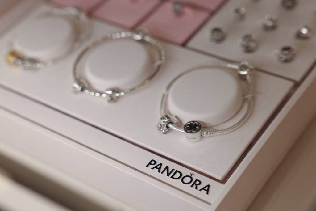 Pandora trocará joias de prata por platina - 05/02/2026 - Economia