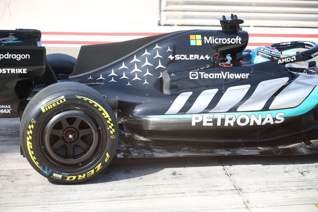 Mercedes tenta esconder, mas W17 continua mudando