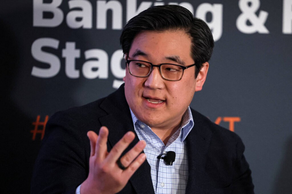 Analista demitida por sono fecha acordo com banco de NY - 22/02/2026 - Economia