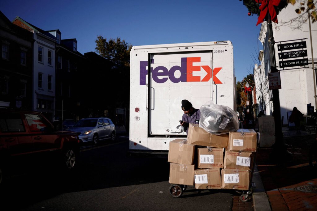 Tarifas de Trump: FedEx processa para obter reembolso - 24/02/2026 - Economia