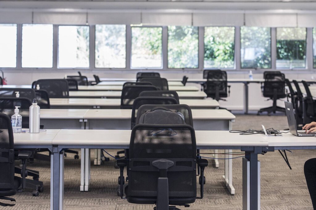 Estudo relata dificuldade para preencher vagas presenciais - 28/02/2026 - Painel S.A.