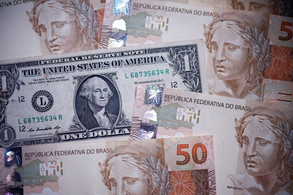 Dólar abre em queda de olho em emprego nos EUA e indicadores de serviços no Brasil
