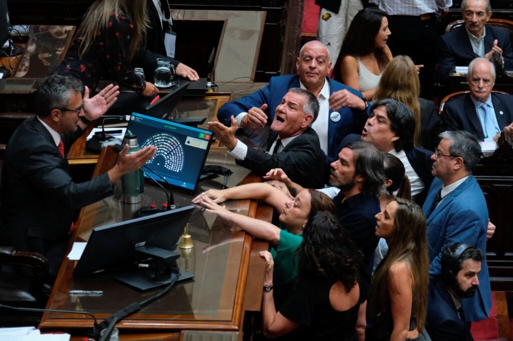 Reforma trabalhista de Milei é aprovada com mudanças na Câmara