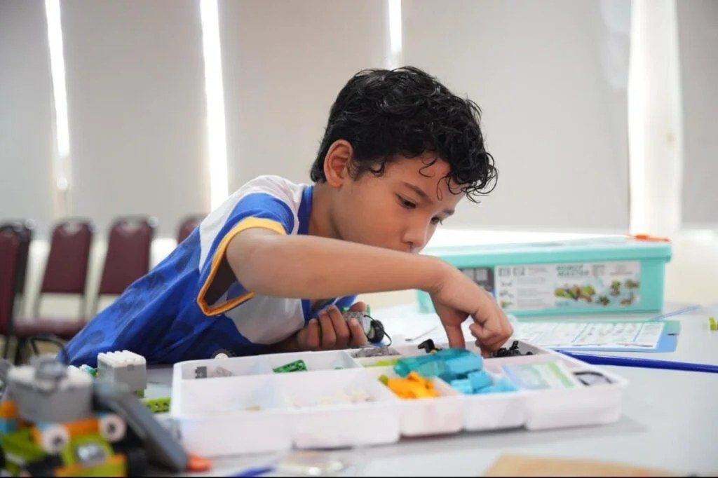 Guarapari investe em inovação com kits de robótica e robôs programáveis para escolas municipais