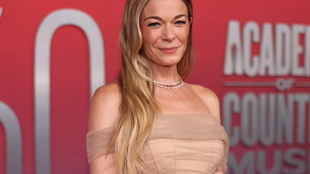 LeAnn Rimes surpreende com vestido espartilho enquanto promove novo single ‘Wild Things Run’