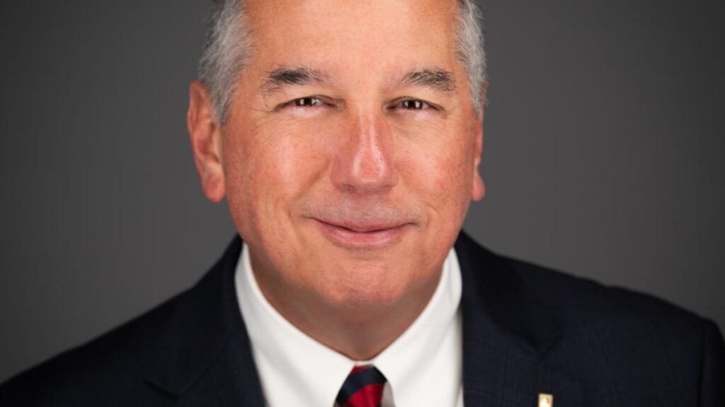 Tim NeCastro se aposentando como CEO da Erie Insurance após 10 anos de mandato