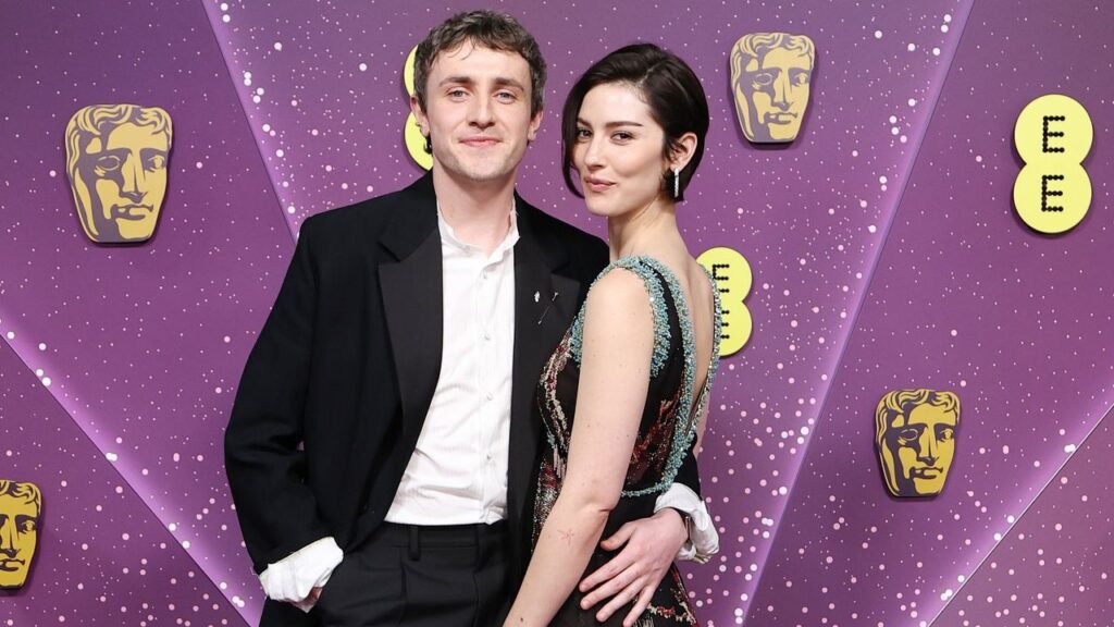 Paul Mescal e Gracie Abrams lançam no tapete vermelho do BAFTA 2026