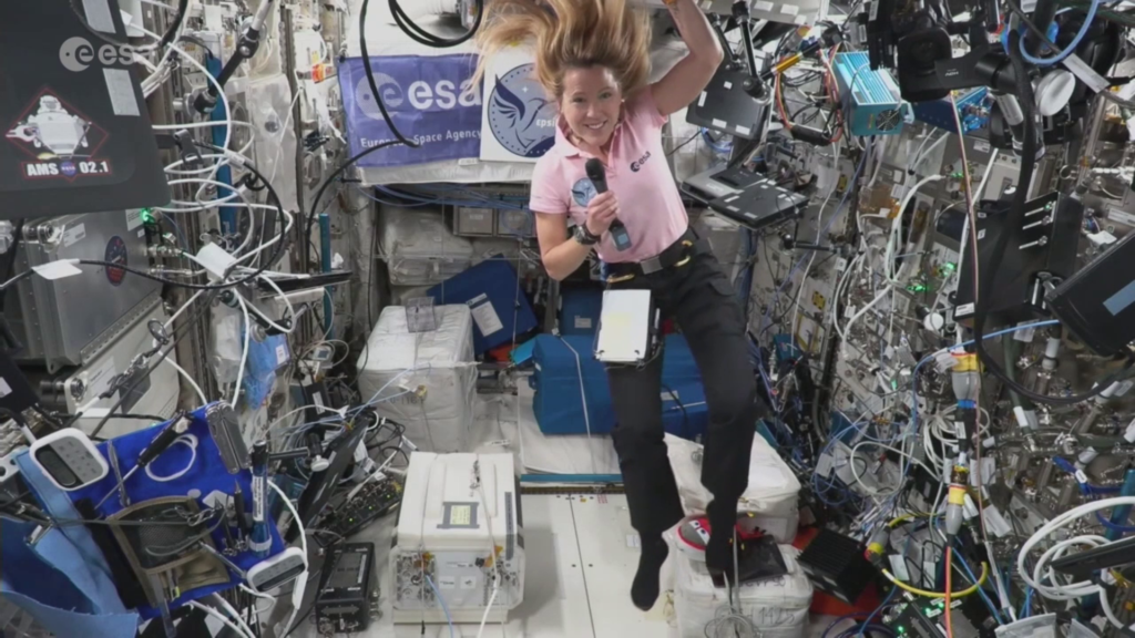 Chamada durante o voo com a astronauta da ESA Sophie Adenot