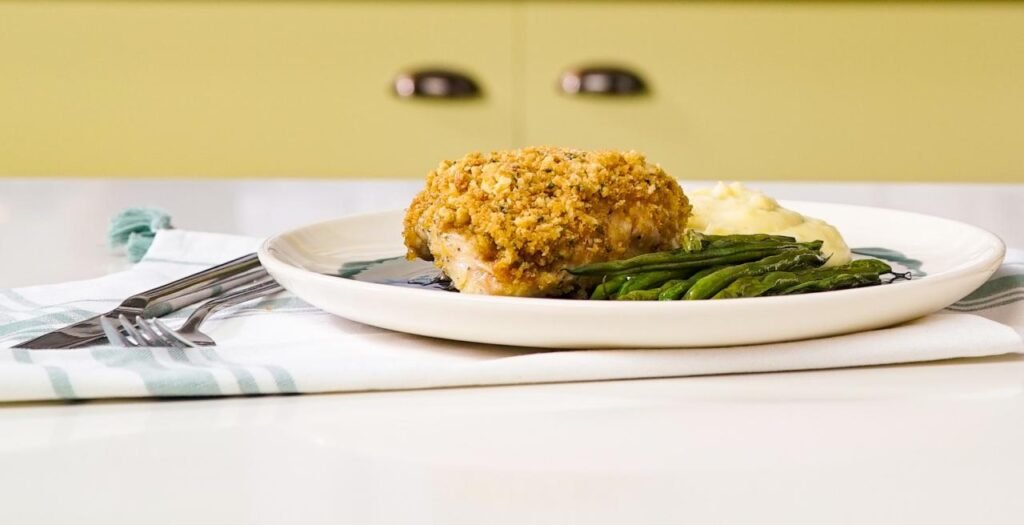 Sobrecoxa com crosta de biscoito de gergelim: crocante e suculenta