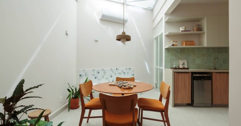 Apê de 100 m² no coração de Pinheiros tem mini quintal interno coberto com vidro