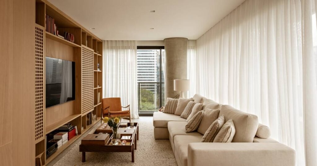 Apê tem decoração tranquila, permeada por madeira tauari