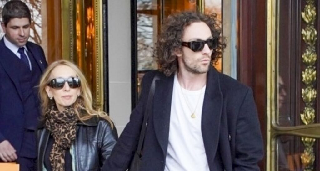 Aaron Taylor-Johnson e sua esposa Sam de mãos dadas enquanto fazem check-out do hotel em Paris | Aaron Taylor Johnson, Sam Taylor Johnson | Notícias e fofocas sobre celebridades | Entretenimento, fotos e vídeos